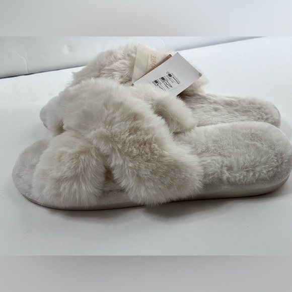 Fuzzy Cross Band Slippers by Parlovable ๐ - Picture 9 of 11